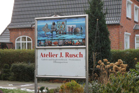 Das Bild zeigt die Infotafel zur Galerie Rusch Brunsbüttel