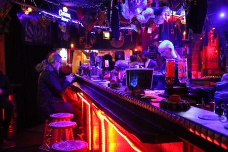 Das Bild zeigt den Tresen mit Barkeeper und Gästen im Halford in Berlin