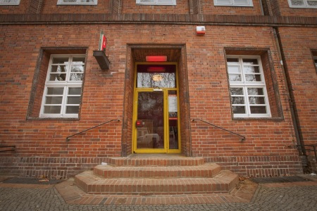 Das Bild zeigt die Treppe im Eingansbereich des Privatclub in Berlin