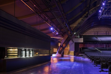 Das Bild zeigt den Hallenzugang im Mehr Theater Hamburg