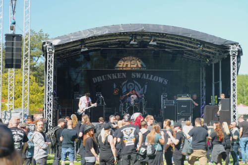 Dicht an dicht stehen die Fans des Metal Bash vor der Bühne