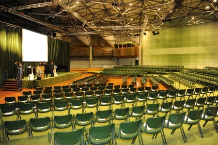 Der Innenraum der Stadthalle Hagen mit Bestuhlung und Blick auf die Bühne