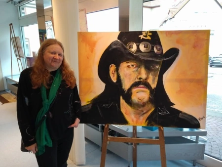 Die Künstlerin Birgit Fuchs mit ihrem Lemmy Bild