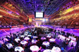 Es ist beeindruckend wenn die Arena in verschiedene Lichter getaucht ist und der Innenraum mit edel gedeckten Tischen ausgestattet ist.