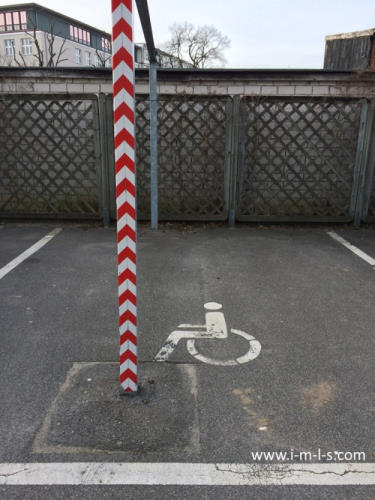 Viele Fehler lassen sich durch gute Beratung zur Barrierefreiheit im Vorfeld vermeiden. So wie dieser Eisenfeiler, der mitten auf einem Behindertenparkplatz steht. Zumindest ist er Rot-weiß gekennzeichnet