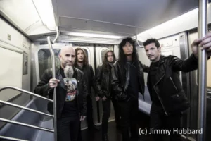 Die fünf Musiker der amerikanischen Thrash Metal Band Anthrax stehen in einem U Bahn Wagon