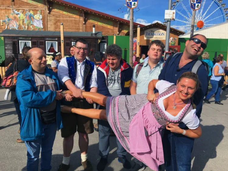 An manchen Tagen werden unsere weiblichen BUDDIES auf Händen getragen. So wie auf dem Oktoberfest, hier hoben 5 junge blinde Männer ihren BUDDIE einfach mal in die Luft.