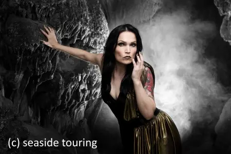 Die Sängerin Tarja Turunen sehr düster und mystisch in einer dunklen Höhle mit Nebel