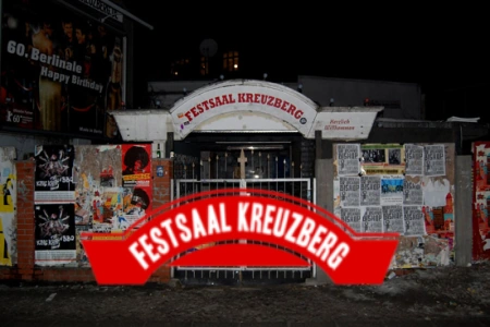 Das Bild zeigt den alten Eingang zum Festsaal Kreuzberg in Berlin