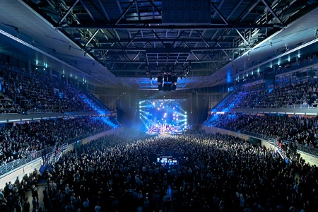 Das Bild zeigt die Max-Schmeling-Halle von innen, der Blick geht von oben über das Publikum auf die Bühne