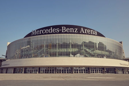 Die Mercedes-Benz Arena Berlin von Aussen mit dem großen ebenen Vorplatz