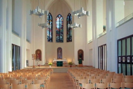 Das Bild zeigt den Innenraum der St Bartholomäus Kirche Berlin mit der Bestuhlung für ein Konzert