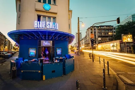 Der Bürgersteig vor dem Blue Shell Köln, mit dem tiefblauen Eingangsbereich
