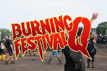 Das Burning Q Festival Logo mit einem Festival Hintergrund