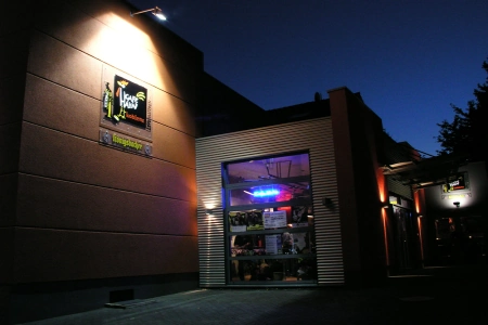 Auch am Abend macht das beleuchtete Logo des Cafe Hahn Koblenz direkt am Eingang etwas her