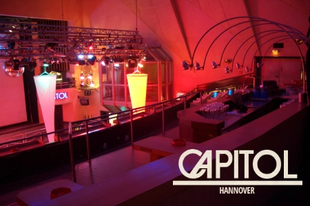 Der Barbereich des Capitol Hannover bietet einen Blick auf den Innenraum und die Bühne