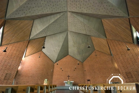 Der Innenraum der Christuskirche Bochum ist modern gestaltet. Die hohen Decken bieten eine gute Akkustik, die Bänke vor dem Altar sind noch leer