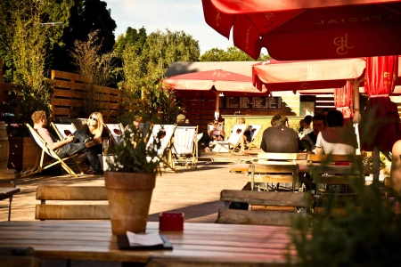 Im sommer sitzen viele Besucher im Biergarten des Club Bahnhof Ehrenfeld Köln