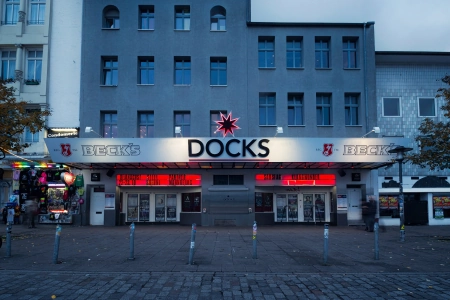 Der Eingangsbereich des Docks Hamburg mit dem Wartebereich und dem Gehweg