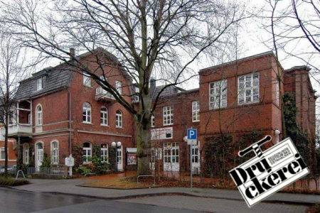 Das Gebäude der Druckerei Bad Oeynhausen mit der Zufahrtsstraße. 