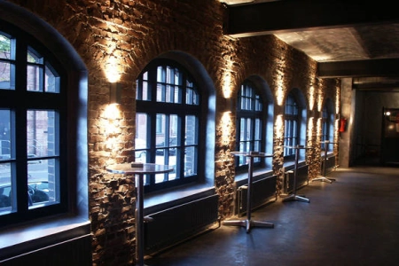 Die Säulen an der Fensterfront der Halle im Innenraum des E-Werk Köln