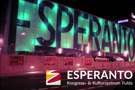 Die leuchtende Glasfassade der Esperantohalle Fulda