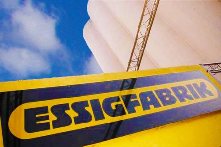 Das gelb blaue Schild der Essigfabrik Köln