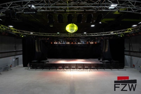 Die leere Halle des FZW Freizeit Zentrum West Dortmund mit der Bühne und einem Teil der Ränge
