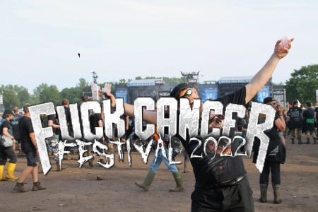 Das Fuck Cancer Festival Logo mit einem Festival Hintergrund