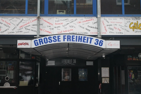 Die Grosse Freiheit 36 Hamburg zählt zu den bekanntesten Locations der Hansestadt. Über dem Eingang sind viele der Künstler vermerkt, die dort schon aufgetreten sind