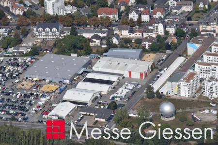 Das Gelände der Hessenhallen Giessen ist riesengroß, das wird besonders auf Luftaufnahmen deutlich. Beeindruckend sind die sechs Hallen mit den Parkmöglichkeiten dazwischen