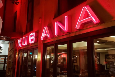 In hellem Rot erstrahlt das Logo des Kubana Live Club Siegburg
