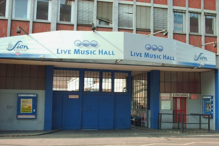 Der blaue Eingangsbereich zur Live Music Hall Köln mit einem großen Tor