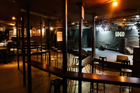 Der Innenraum des LOGO Hamburg mit Holzbalken und Blick auf die leere Bühne