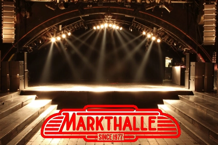 Markthalle Hamburg ist Stufenförmig aufgebaut das Bild zeigt den Blick auf die Bühne vom Mischpult aus