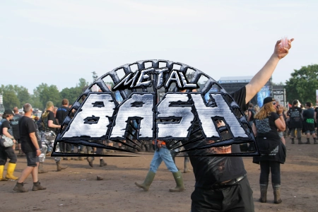 Das Metal Bash Logo mit einem Festival Hintergrund