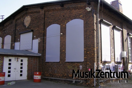 Der Eingang der Musikzentrum Hannover ist noch geschlossen. Ebenso die Fenster des alten Gebäudes