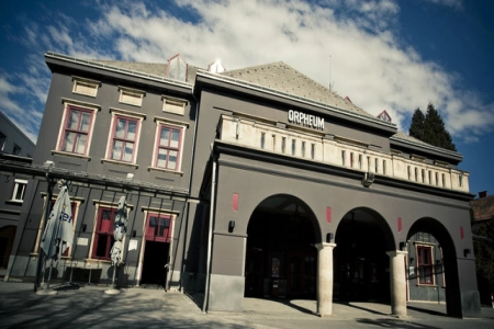 Die Aussenfassade des Orpheum Graz mit Rundbögen zum Eingangsbereich