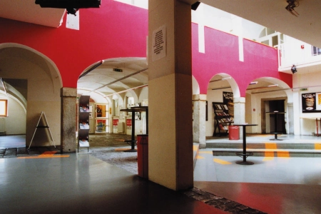 Das Foyer des posthof Linz wird durch Säulen und Bögen geprägt