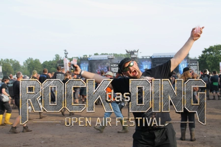 Das Logo des Rock das Ding Festival mit einem Festivalhintergrund