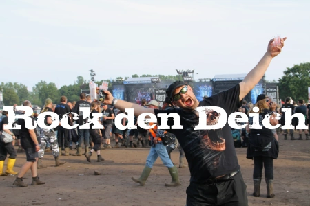 Das Rock den Deich Festival Logo mit einem Festival Hintergrund