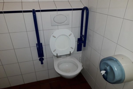 Der Speicher Husum verfügt über eine behindertengerechte Toilette mit Haltegriffen