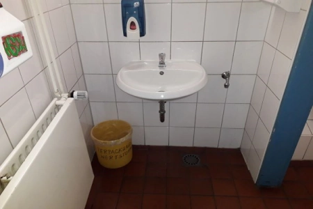Das Waschbecken in der Toilette des Speicher Husum für Besucher mit einer Behinderung hängt ein wenig niedriger, damit es gut nutzbar ist
