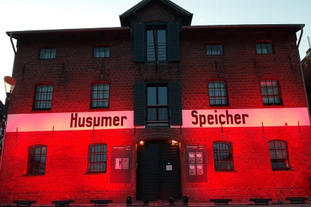 Der Eingangsbereich des Speichers in Husum in rotes Licht getaucht Der Speicher Husum liegt im Hafengebiet