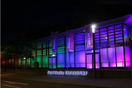 Die Stadthalle Troisdorf ist bei Nacht bunt beleuchtet