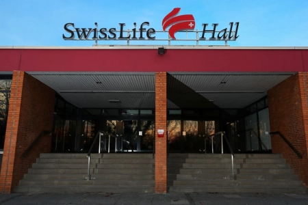 Die lange Treppe zum Eingangsbereich der Swiss Life Hall Hannover. Zu sehen ist darüber der Hallenname