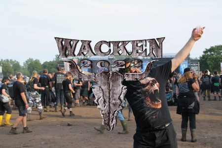 Das Wacken Open Air Logo mit einem Festival Hintergrund