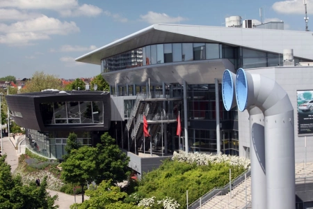 Das Bild zeigt die komplette Wunderino Arena Kiel von Aussen