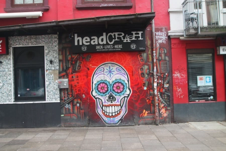 Der Eingang zum headCRASH Hamburg wird durch einen mexikanischen Totenschädel geziert. Darüber befindet sich der Location Name
