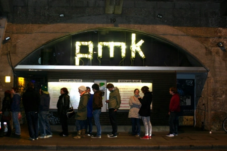 Eine Warteschlange hat sich gebildet zum Eingang des pmk Innsbruck